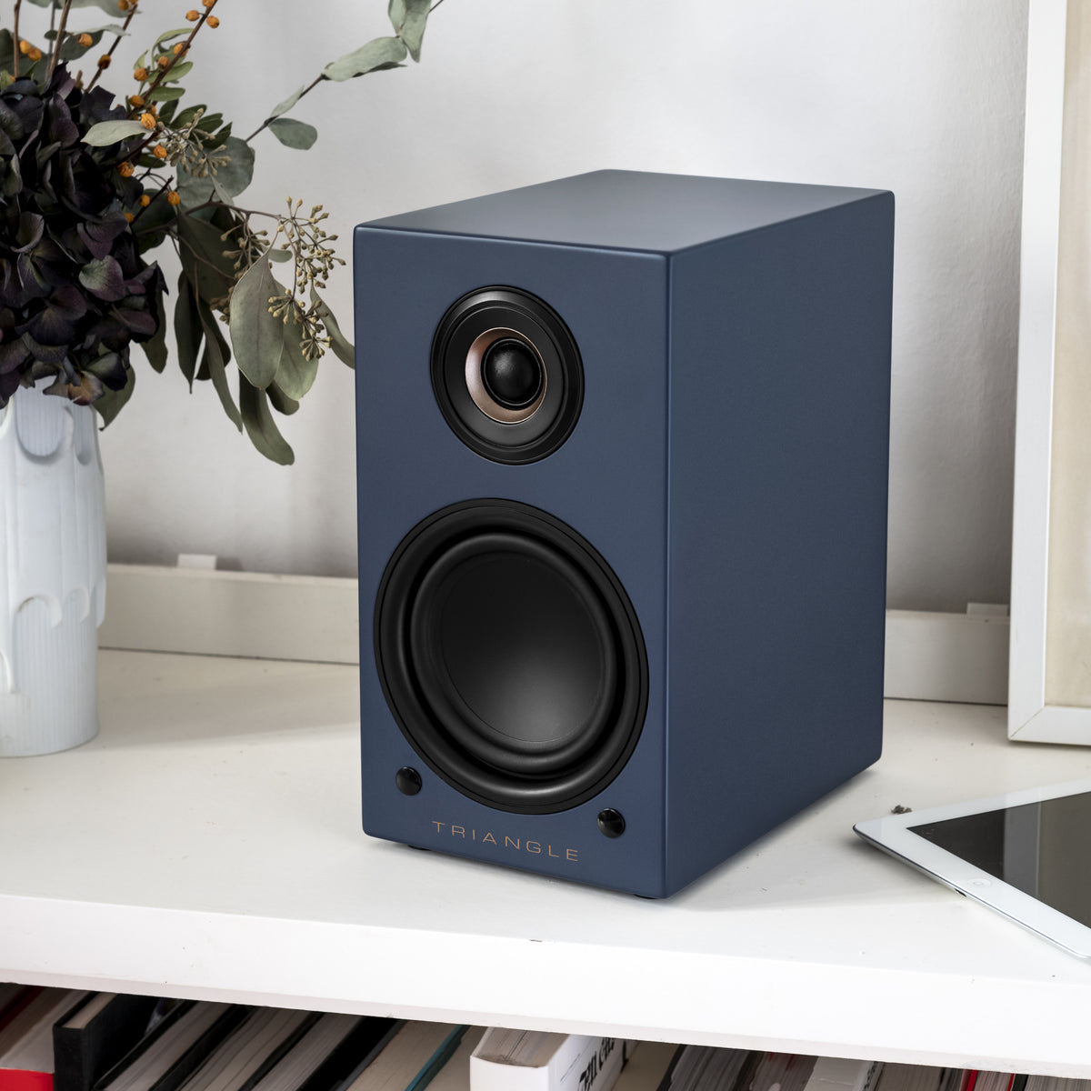 Triangle LN01A Abyss Blue - lifestyle