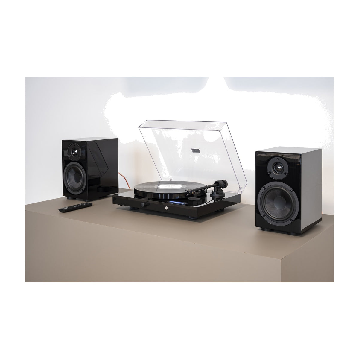 Pro-Ject Juke Box E1 HiFi Set Turntable System with Speaker Box 5 E High Gloss Black
