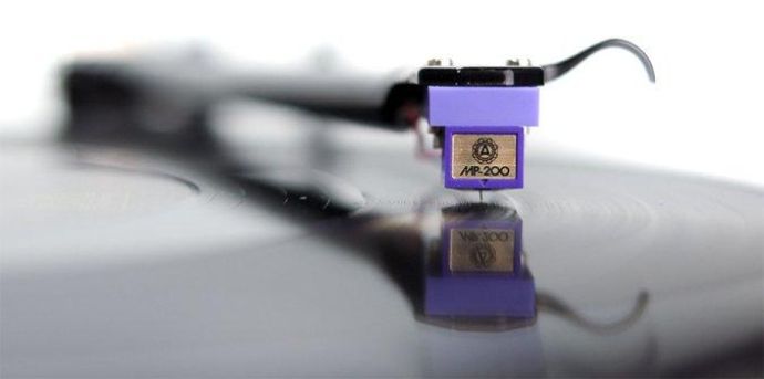 Nagaoka MP-200 Turntable Cartridge with Nagaoka AM-801 stylus cleaner